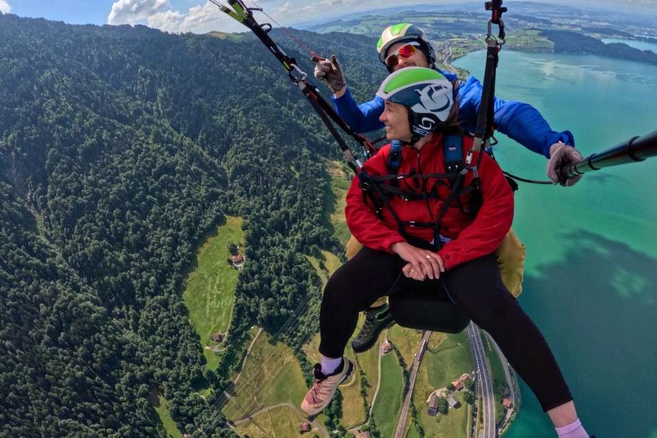 Ein Geschenk, das abhebt – Thermikflug mit Yvonne über den Zugersee