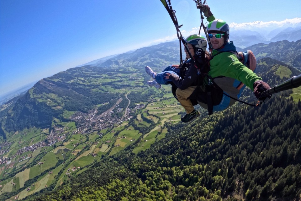 Frische Bise, warmes Lachen – Frühlingsflug ab Rigi Scheidegg mit Lee
