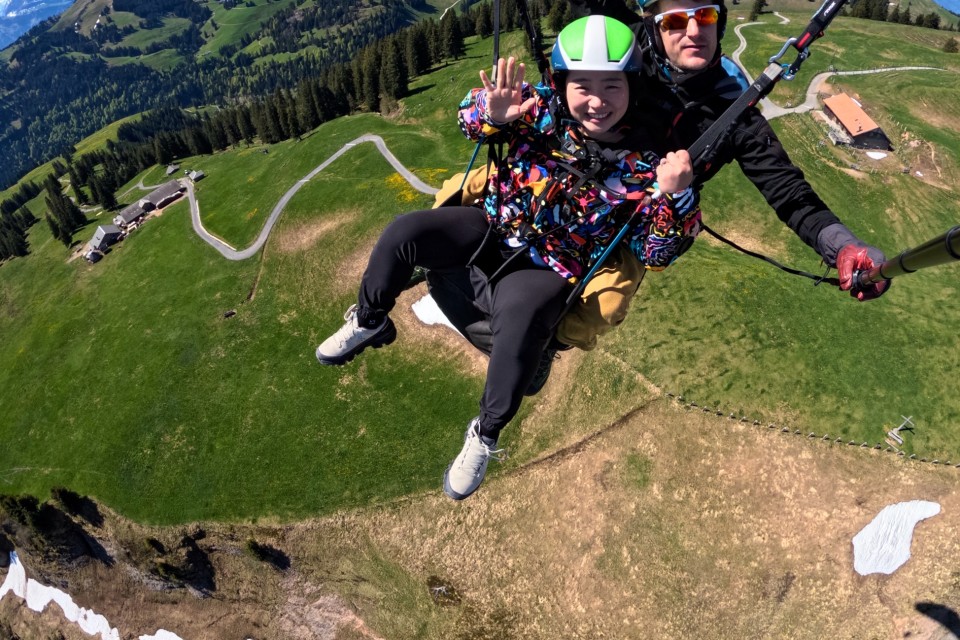 Panoramaflug mit Chloe – Blumenmeer, Frühlingswiesen & klare Aussicht