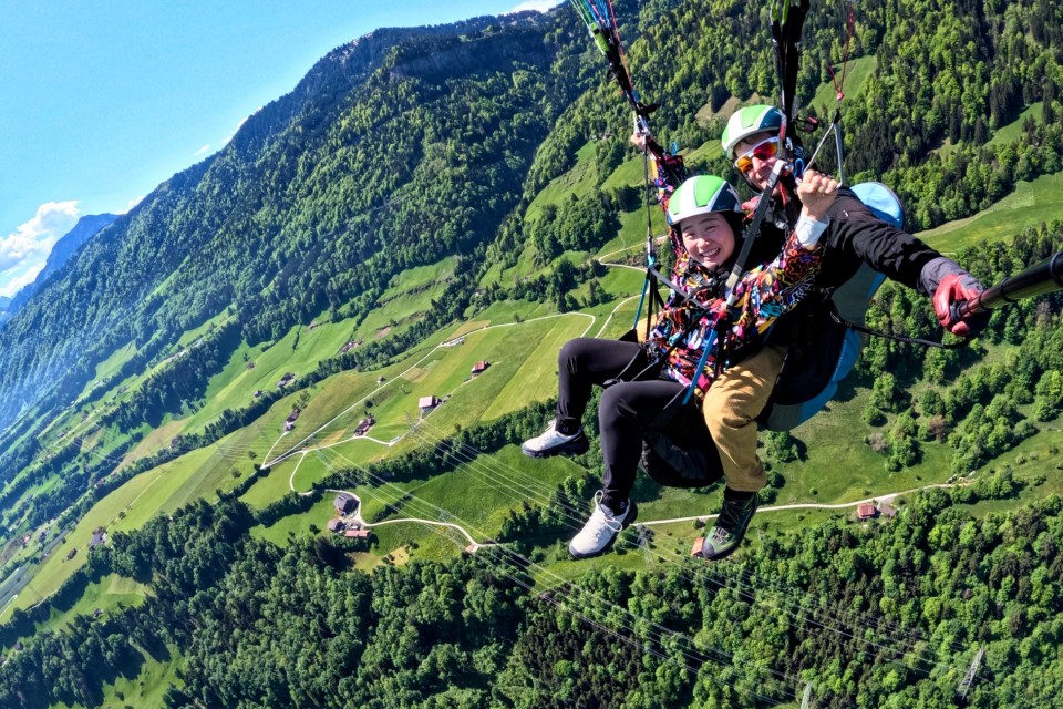 Panoramaflug mit Chloe – Blumenmeer, Frühlingswiesen & klare Aussicht