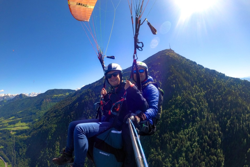 Schon die zweite Runde – von der Rigi über den Zugersee: Mit Bas & Mariska zurück in der Luft