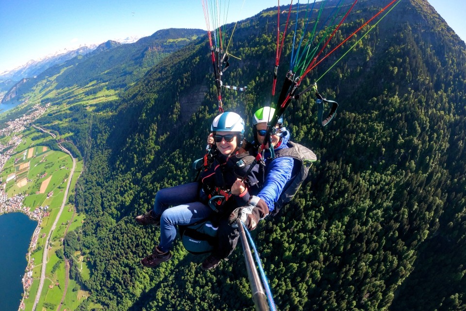 Schon die zweite Runde – von der Rigi über den Zugersee: Mit Bas & Mariska zurück in der Luft